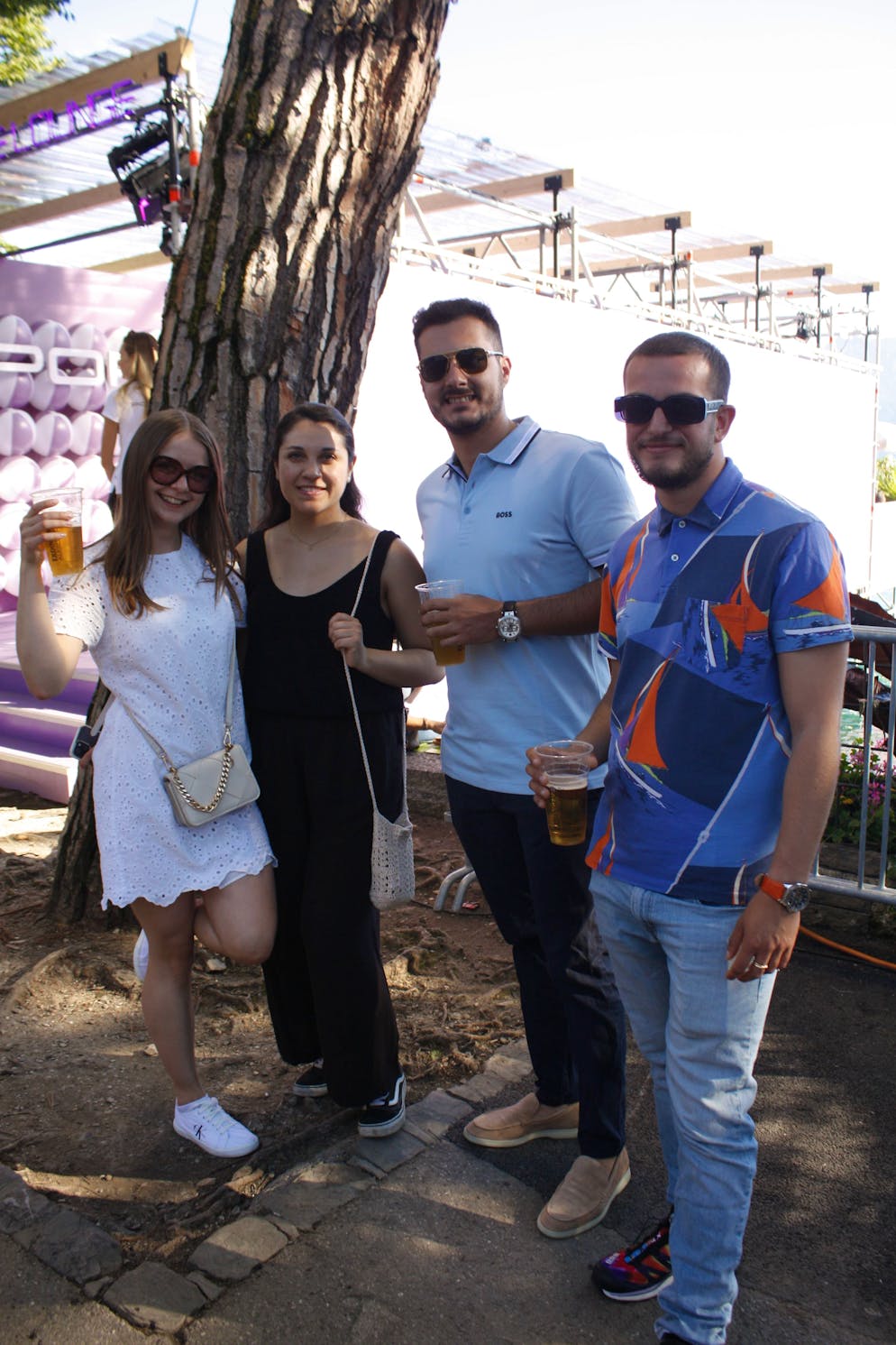 Montreux Jazz Festival 2024: Montag. Freudige Stimmung bei dieser Gruppe. Zuerst gibts ein Bier und dann vielleicht noch etwas Leckeres von den vielen Foodständen.