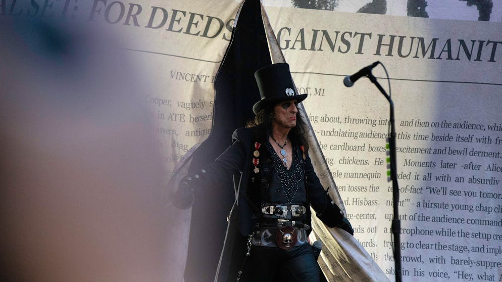 Montreux Jazz Festival 2024: Alice Cooper. Grosser Auftritt: Zu Beginn seiner Show legt Alice Cooper eine phänomenale Ankunft hin und zerschneidet ein grosses Wanted-Poster. 
