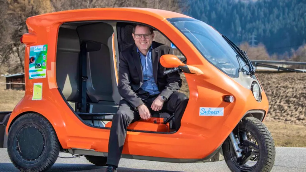 The e-tuk-tuks have been on the road in Disentis since mid-March. The picture shows the mayor of Disentis, René Epp.