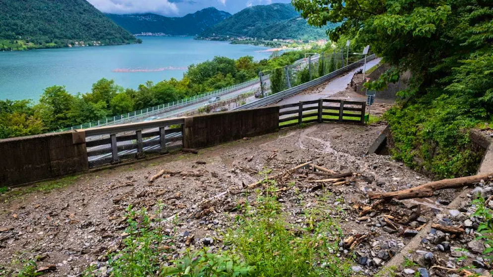 Extreme weather events such as those in Ticino, Graubünden and Valais in recent days are causing fear among the population. (KEYSTONE/Ti-Press/Davide Agosta)