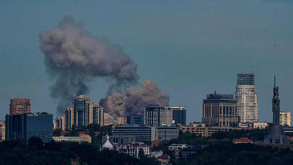 Rauch steigt nach einem russischen Raketenangriff über der Skyline der ukrainischen Hauptstadt Kiew auf. Foto: Evgeniy Maloletka/AP