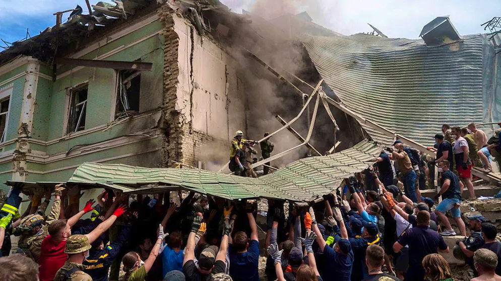 dpatopbilder - Russian missiles have killed several people and hit a children's hospital in the Ukrainian capital Kiev, authorities say. Photo: Evgeniy Maloletka/AP/dpa