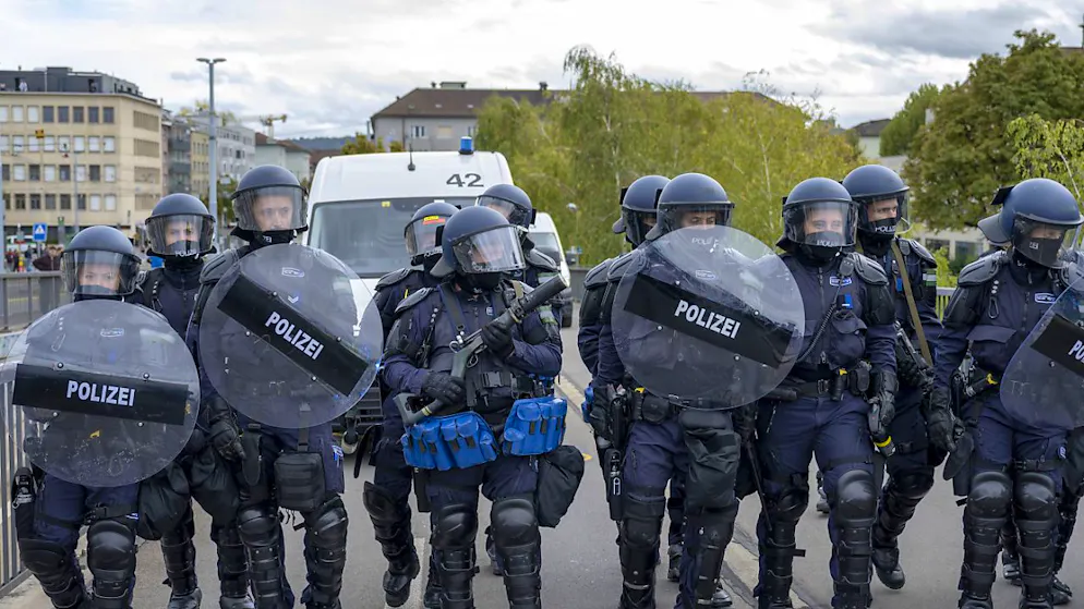 Polizisten am 23. Oktober 2023 in Basel. Damals hatten die Bewegung Mass-Voll! zu einer Kundgebung aufgerufen, das Bündnis Basel nazifrei rief zu Gegenprotest. Die Behörden erliessen ein Demonstrationsverbot. (Symbolbild)