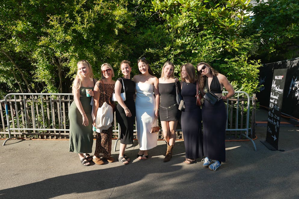 Montreux Jazz Festival 2024: Montag. Diese Mädels sind einfach für das gute Essen und die ausgelassene Atmosphäre gekommen. 