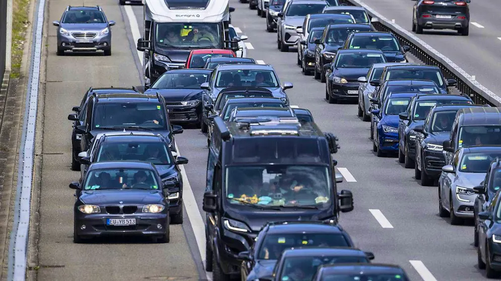 Cars jam up in front of the Gotthard on Monday. (archive picture)