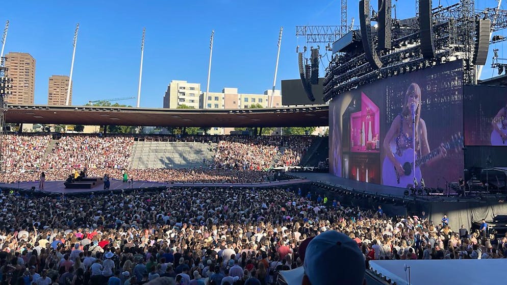 Riesenaufmarsch für einen Superstar: Taylor Swift bei der Eröffnung ihres ersten Schweizer Konzerts im Zürcher Letzigrund-Stadion.