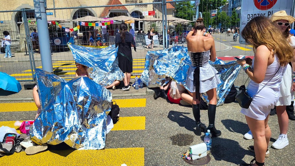 Helfer verteilen Notfalldecken und Wasserflaschen vor dem Letzigrund-Stadion. 