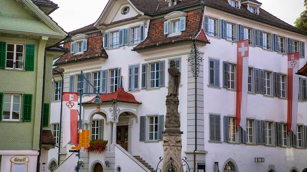 The town hall in Sarnen. Obwalden wants to digitize its administration more. (Archive photo)