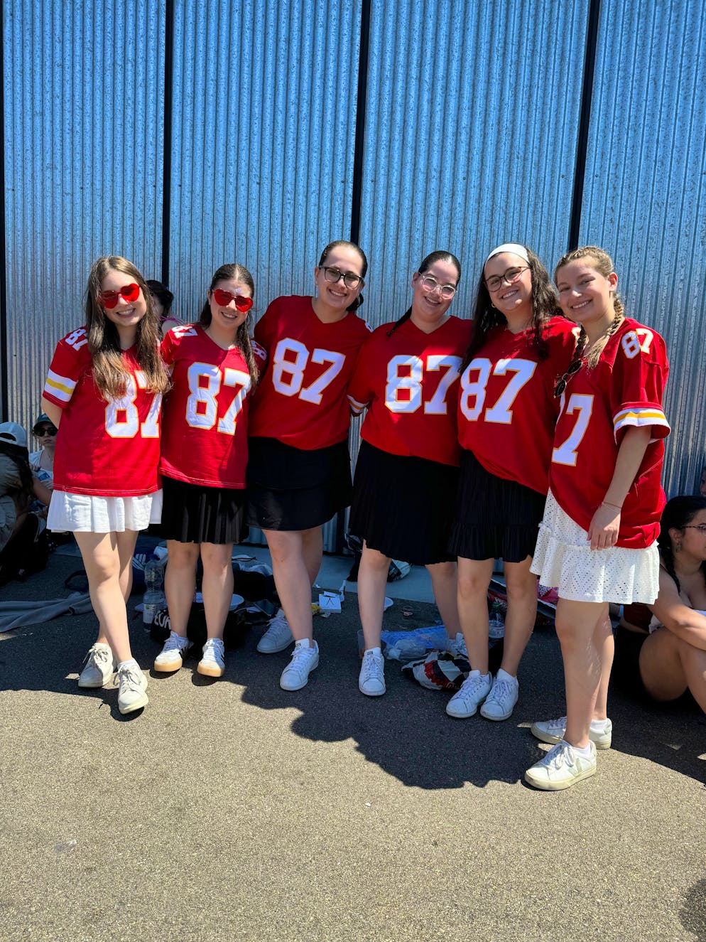 Die besten Outfits am Taylor-Swift-Konzert. Sechs junge Frauen mit einem «87»-Shirt – diese Nummer trägt NFL-Star und Swifts Freund Travis Kelce. 