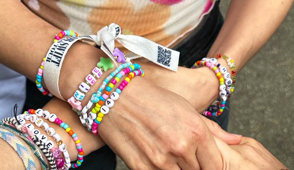 Am ersten Schweiz-Konzert von Taylor Swift verteilt die Stiftung Pro Juventute 10’000 Freundschaftsarmbänder mit der Nummer 147.
