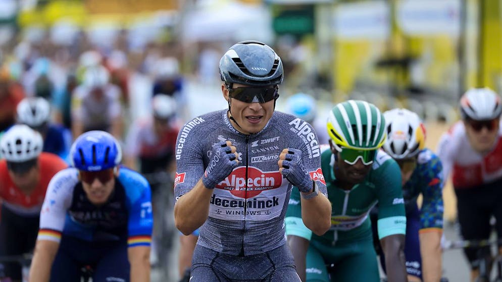 Jasper Philipsen ballt nach dem gewonnenen Sprint in Saint-Amand-Montrond die Fäuste