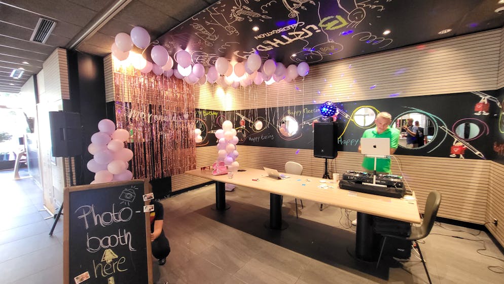 McDonalds nahe des Letzigrund mit eigenem DJ. 