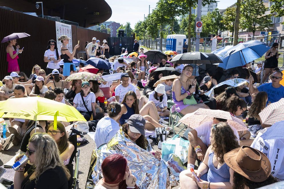 Hunderte Fans vor dem Letzigrund.(KEYSTONE/Ennio Leanza)