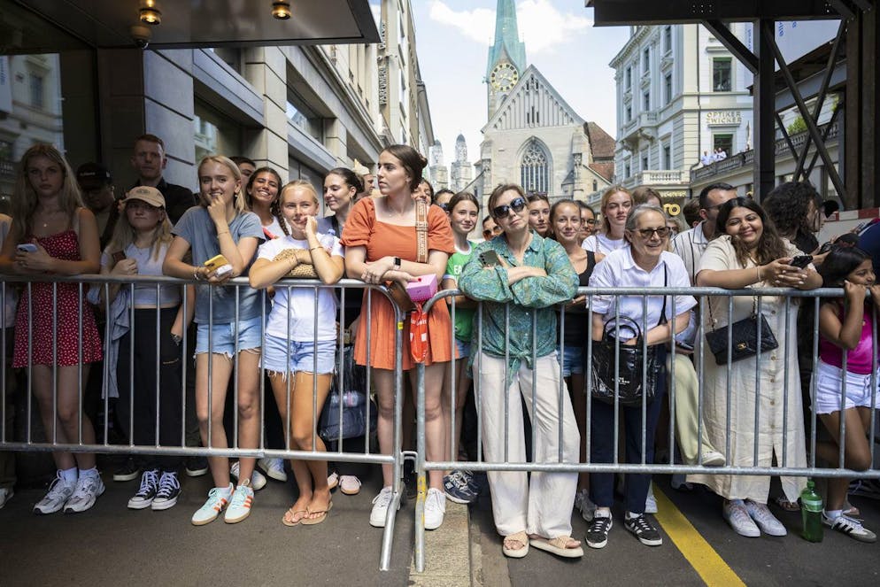 Swifties belagern Zürcher Edelhotel. Weil der Ansturm so gross war, mussten Sicherheitskräfte Gitter aufstellen.