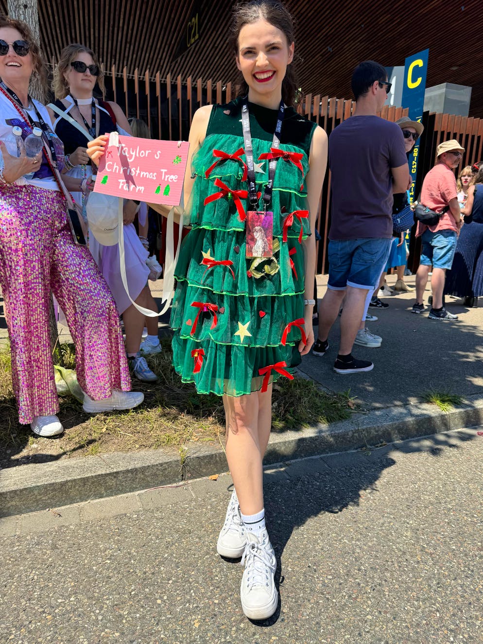 Die besten Outfits am Taylor-Swift-Konzert. Diese Swiftie hat extra für Zürich ein eigenes Kostüm angefertigt. 