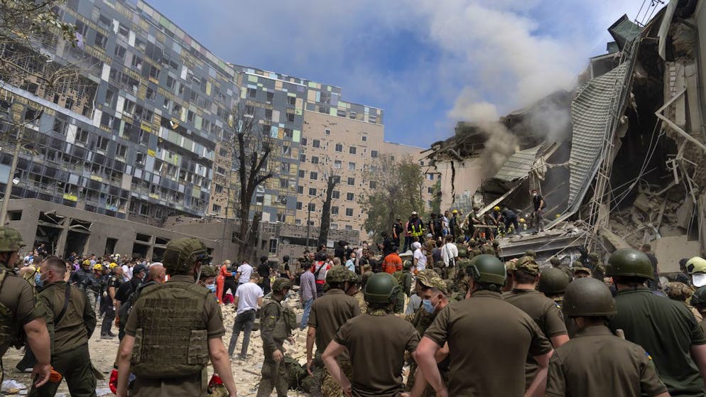 Rettungskräfte, medizinisches Personal und Freiwillige suchen nach Opfern im bei russischen Raketenangriffen schwer beschädigten Kinderspital in Kiew. (8. Juli 2024) 