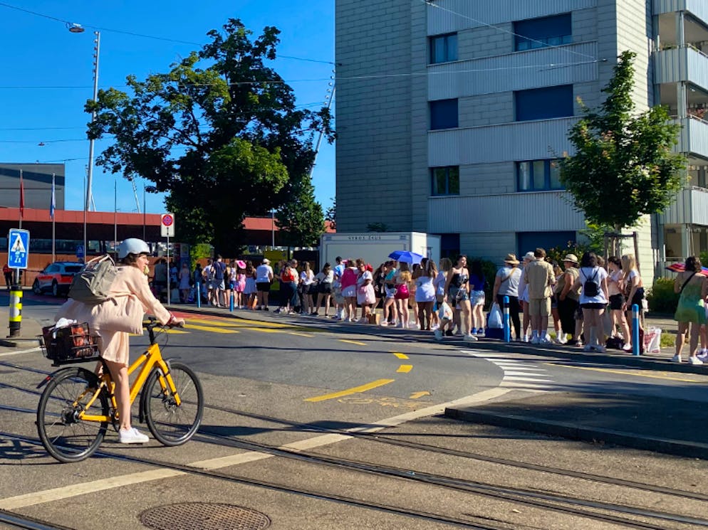 Die ersten Fans versammeln sich vor dem Stadion Letzigrund.