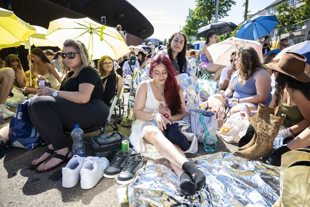 Seit 10 Uhr dürfen Fans offiziell vor dem Stadion Letzigrund anstehen.