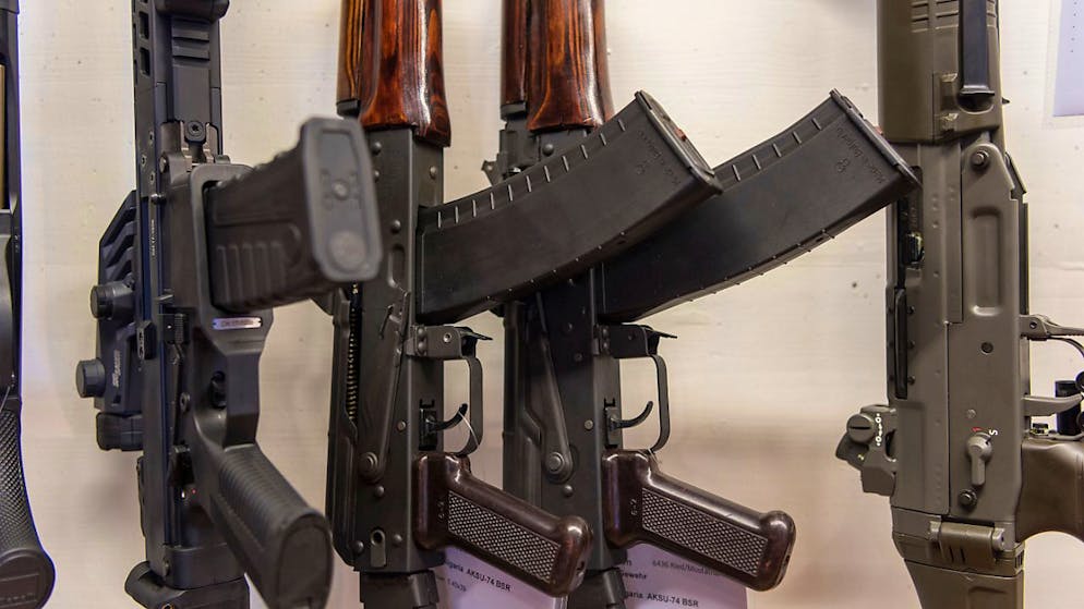 Ein Mann aus dem Kanton Zürich erhält seine Waffensammlung bis auf Weiteres nicht zurück. Dies hat das Verwaltungsgericht entschieden. (Symbolbild)