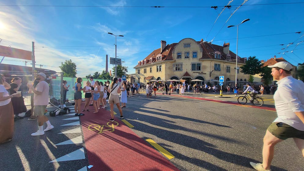 Unten am Letzi hat es fast ,keine Leute, die das Konzert gratis hören wollen.