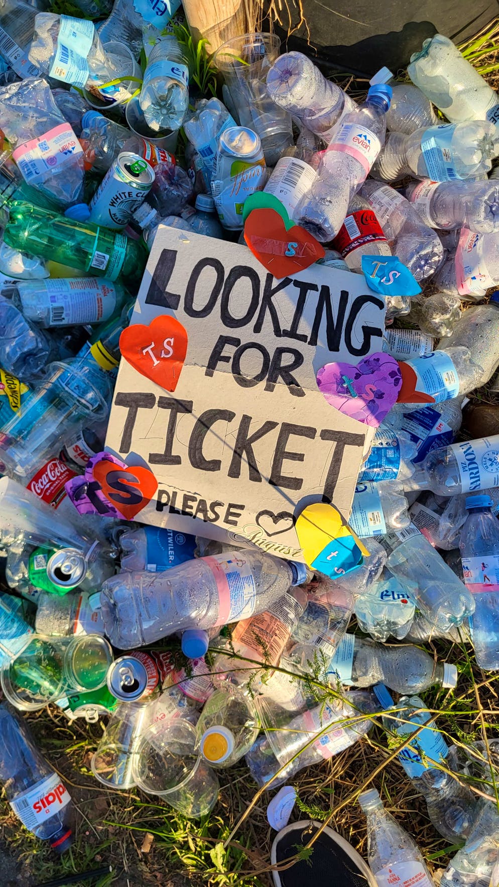 Während drinnen die Party tobt, suchen Fans vor dem Stadion immer noch nach Tickets für das Swift-Konzert morgen.