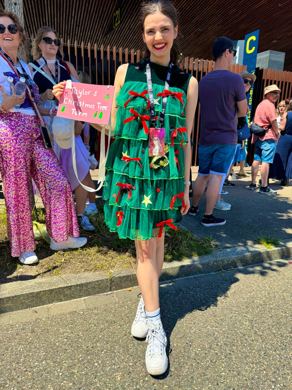The best outfits at the Taylor Swift concert. This Swiftie has made her own costume especially for Zurich. 