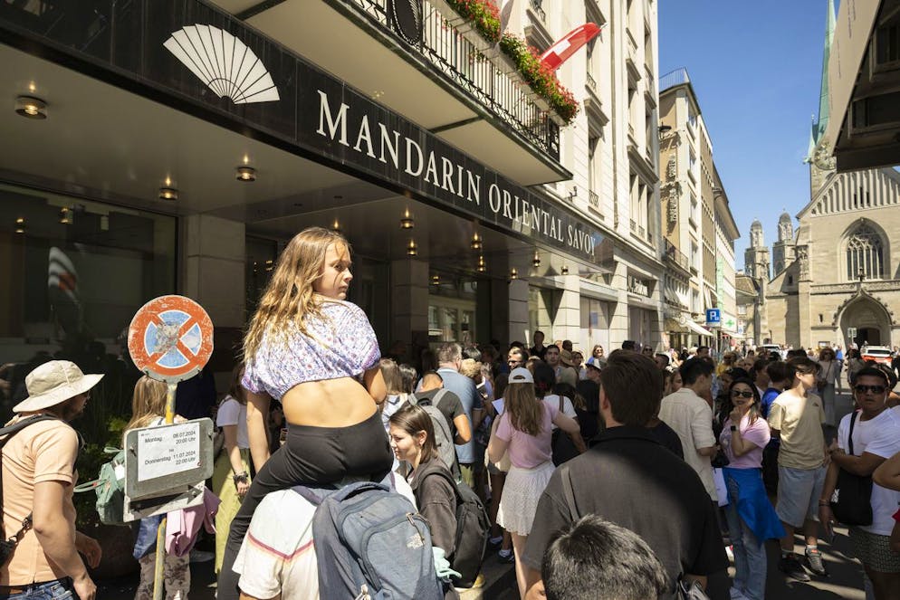 Swifties belagern Zürcher Edelhotel. Trotz viel Geduld der Fans liess sich der Popstar am Montag nicht blicken.