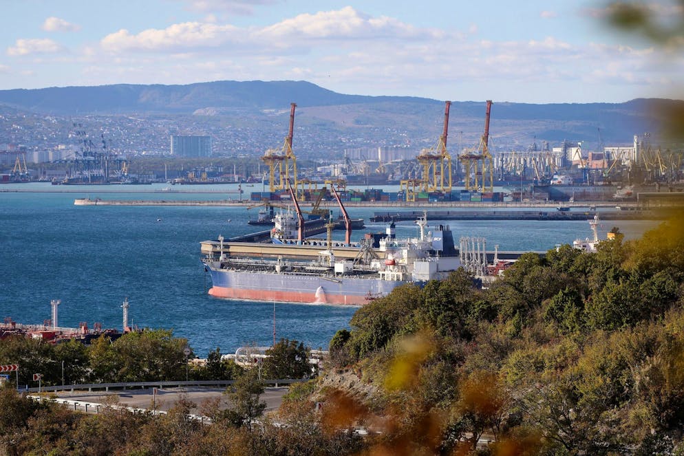 Ein Öltanker liegt in einem Hafen in Südrussland. Russland verkauft sein Öl billig vor allem an Indien. (Archivbild)