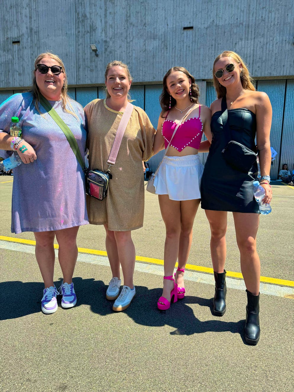 The best outfits at the Taylor Swift concert. The Swifties are in a good mood. 