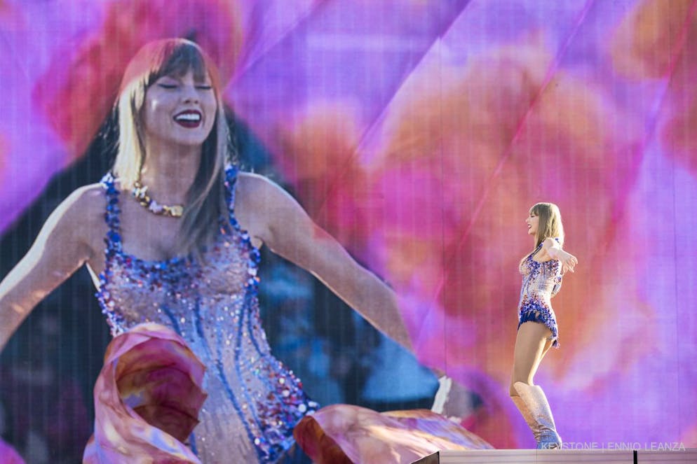 Taylor Swift-Konzert in Zürich. Taylor Swift legte im Letzistadion in Zürich am 09. Juli eine gigantische Bühnenshow hin und begeisterte ihre Fans mit rasanten Bühnenoutfits.