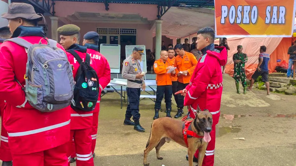 HANDOUT - Rescue workers are preparing to respond to the site of a landslide in Indonesia. Several people were killed in the landslide. Photo: BASARNAS/BASARNAS/AP/dpa - ATTENTION: For editorial use only and only with full attribution of the above credit
