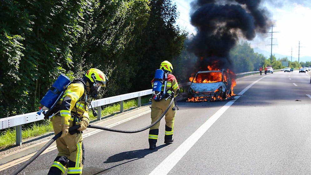 Das Auto brannte auf der Autobahn komplett aus.