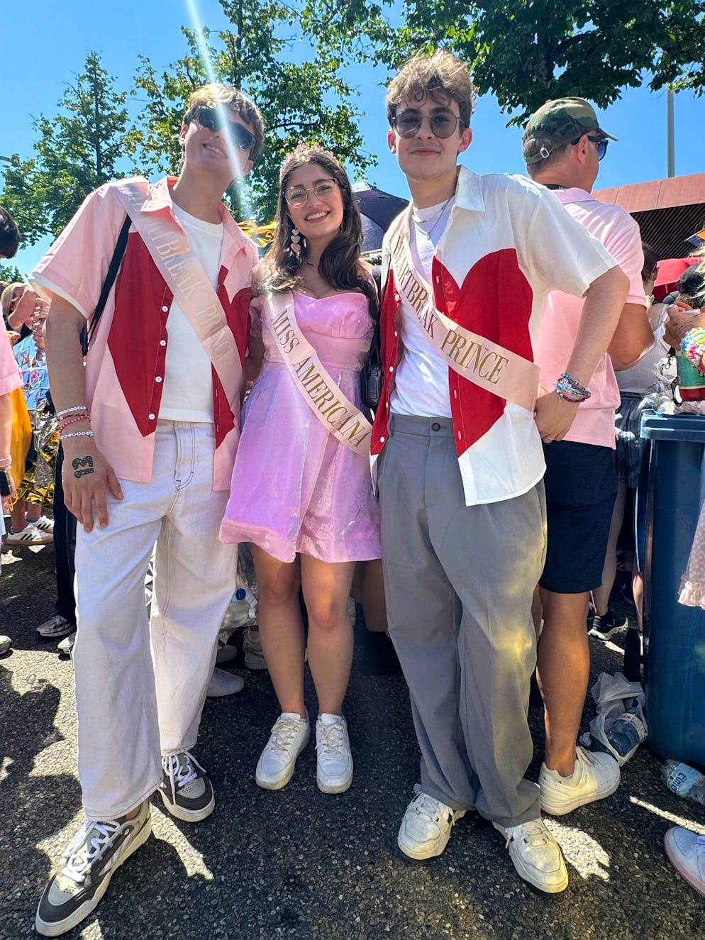 Die besten Outfits am Taylor-Swift-Konzert. Drei Jugendliche ganz in Pink. 