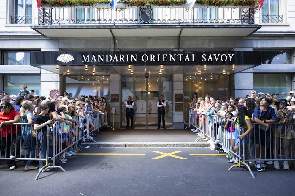 Swifties belagern Zürcher Edelhotel. Der Grund: Taylor Swift soll im Edelhotel am Zürcher Paradeplatz nächtigen.