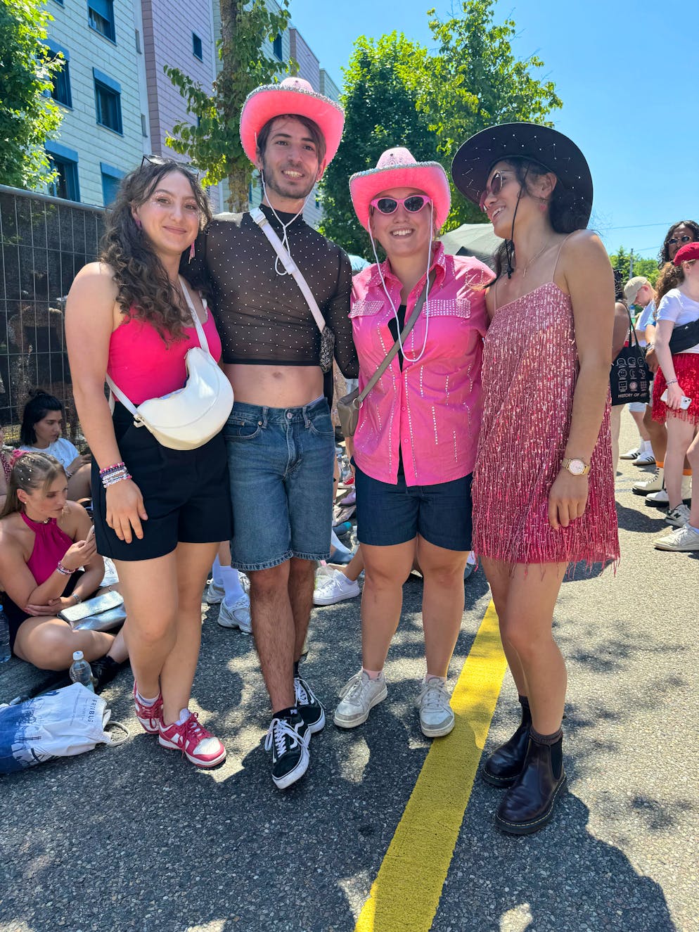 Die besten Outfits am Taylor-Swift-Konzert. Vier Fans vor dem Taylor-Swift-Konzert am Dienstag. 