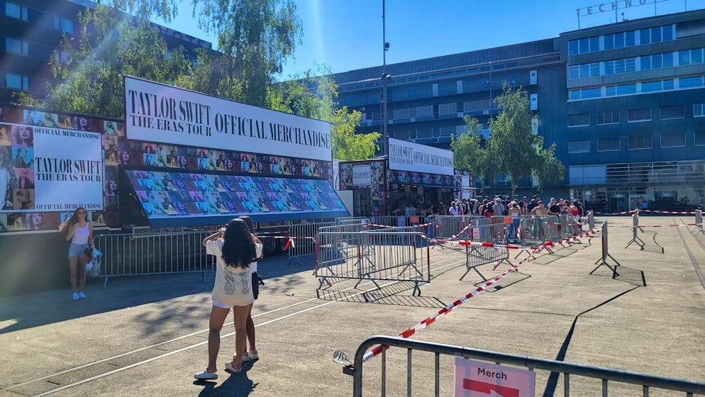 Eben noch Gedränge, jetzt quasi verwaist: Der Taylor Swift Merch-Stand.