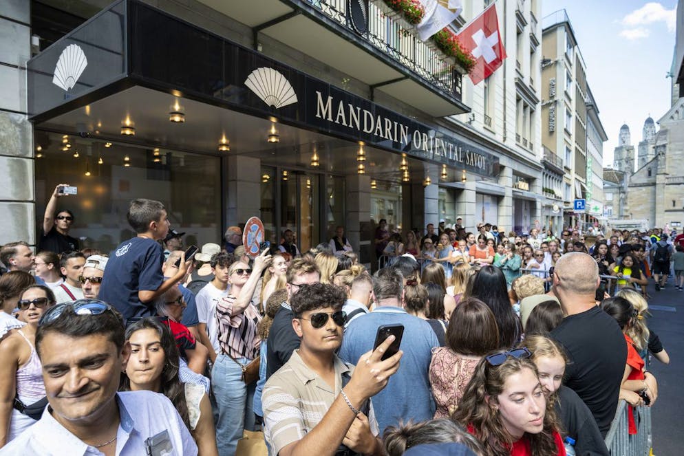 Swifties belagern Zürcher Edelhotel. Fans, Swifties, versammeln sich am Montag vor dem Eingang des Hotels Mandarin Oriental Savoy.