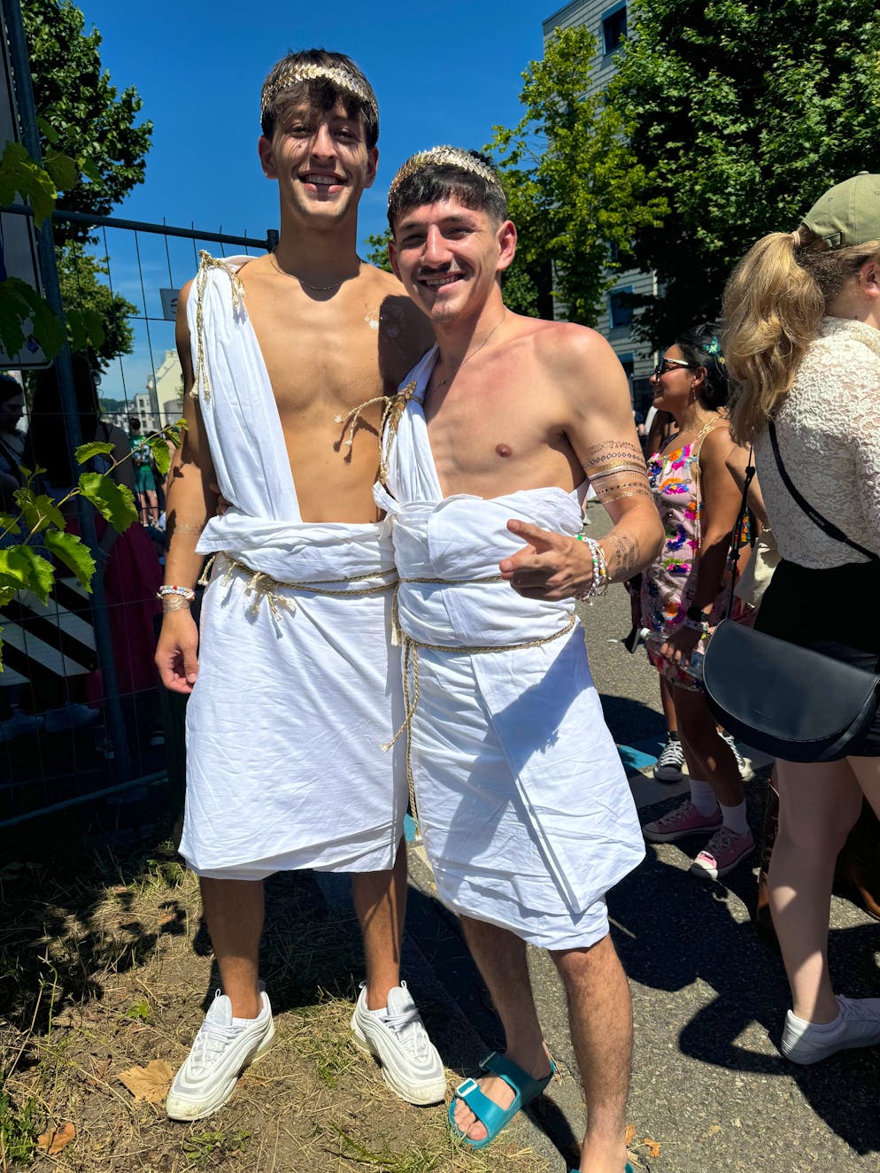 Die besten Outfits am Taylor-Swift-Konzert. Zwei Fans posieren als Römer vor dem Konzert von Taylor Swift in Zürich am Dienstag, 9. Juli 2024. 