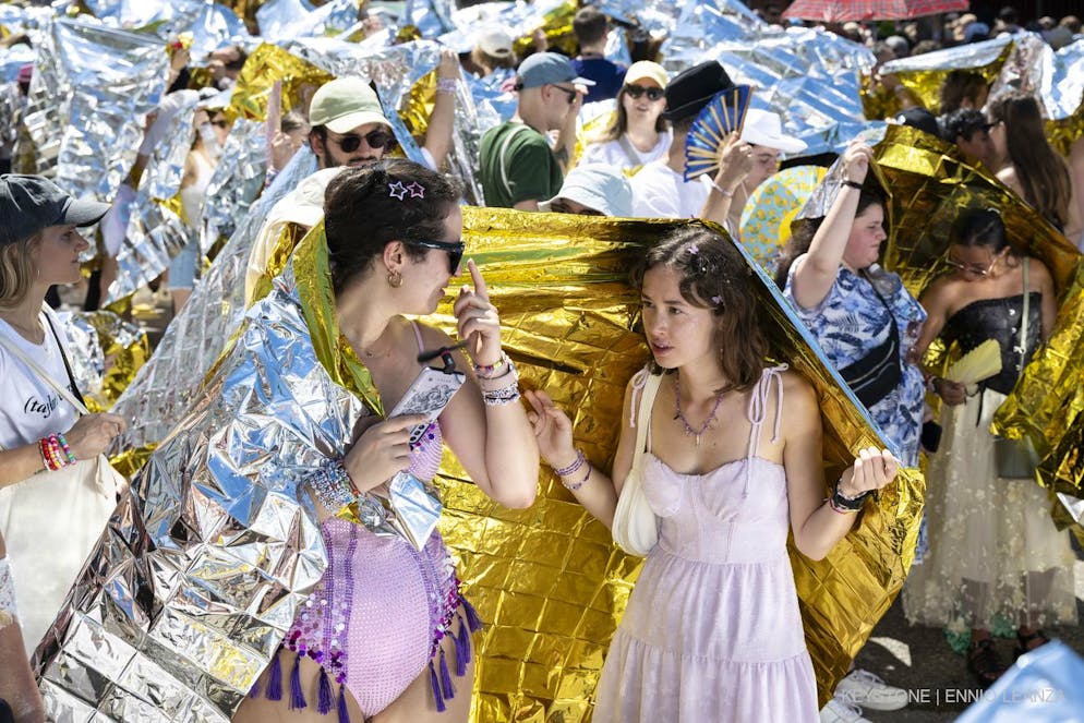 Taylor Swift-Konzert in Zürich. Viele Fans standen im Letzi-Stadion in der prallen Sonne. Damit hier keiner umkippt, werden Wasser und silberne Decken zur Kühlung gratis verteilt.