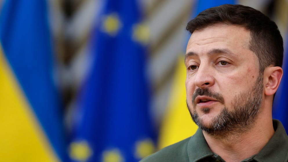 Der ukrainische Präsident Wolodymyr Selenskyj spricht mit den Medien bei seiner Ankunft zu einem EU-Gipfel. Beim Nato-Gipfel in Washington verspricht er Hilfe für das bei einem Raketenangriff beschädigte Kinderkrankenhaus.