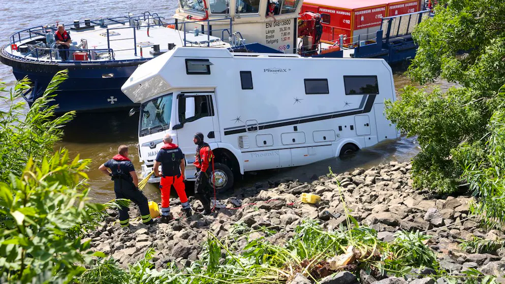 Grosseinsatz der Rettungskräfte. Schweizer Senioren versenken 450'000-Franken-Wohnmobil in Fluss