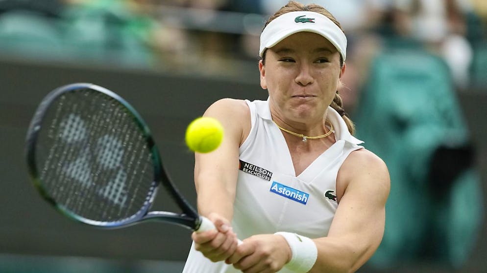 Lulu Sun geht gegen Donna Vekic nach gewonnenem Satz etwas die Kraft aus