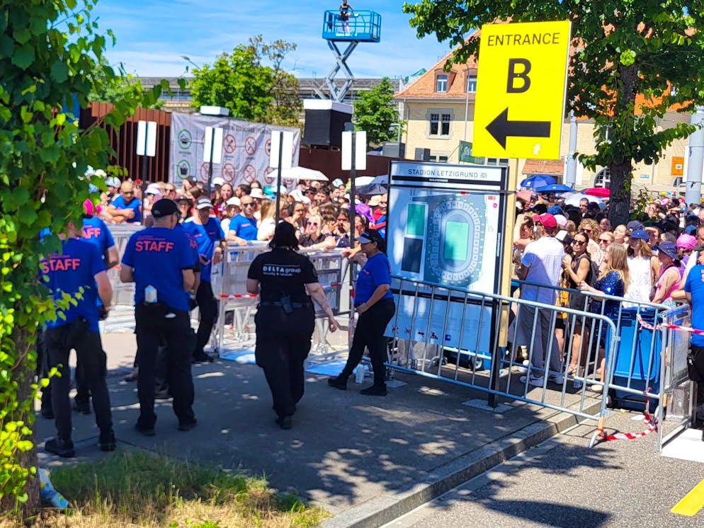 Hunderte Swifties vor dem Letzigrund vor dem Taylor-Swift-Konzert. 