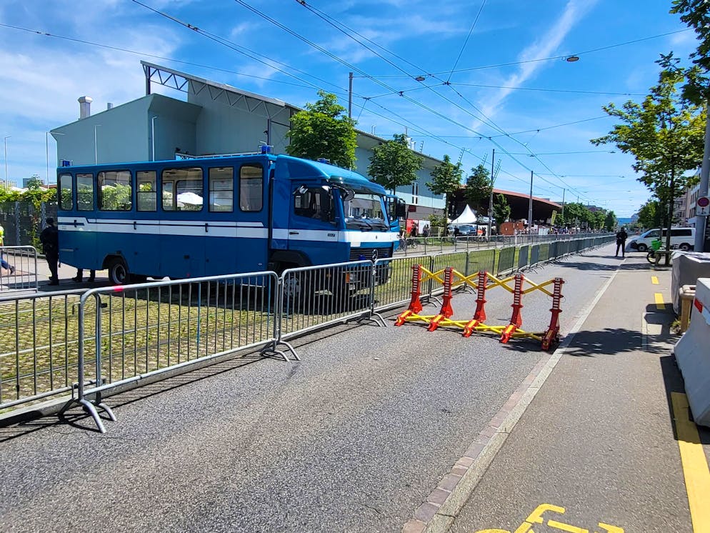 Eine Strassensperrung vor dem Letzigrund wegen dem Taylor Swift-Konzert. 