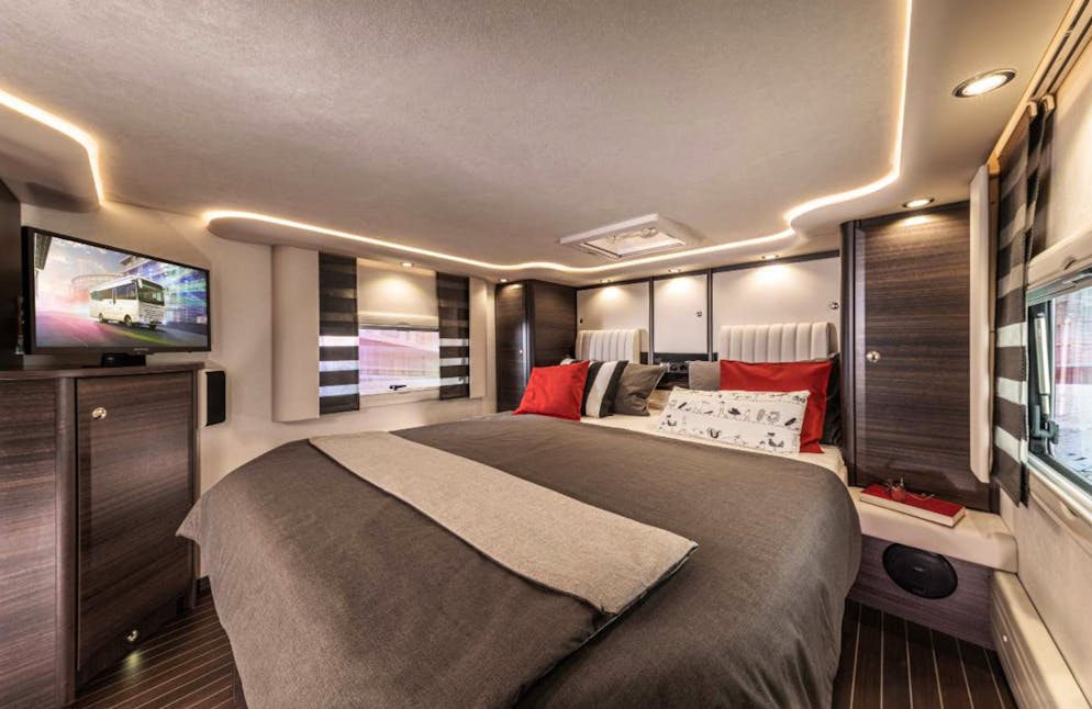 Stefan Mross now lives in the luxury Lovemobile.  This includes a cozy bedroom ...