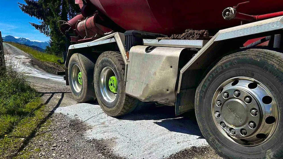 The tank of the truck was ripped open and around 150 liters of diesel spilled out.
