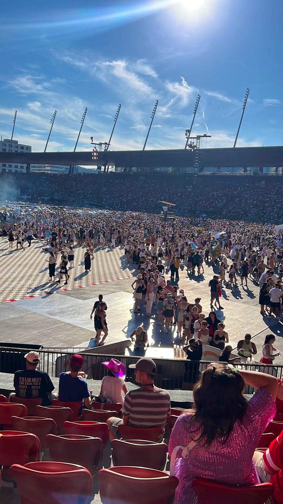 An den Getränkeständen bilden sich lange Schlangen.