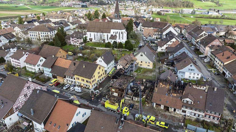 Gli edifici distrutti nell'incendio dello scorso 16 marzo a Elgg (ZH). (foto d'archivio)