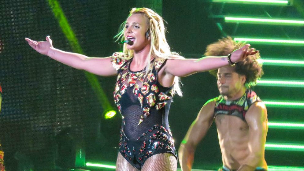 Alcuni li cancella. Britney Spears aggiorna i fan sulla sua situazione amorosa con messaggi sui social