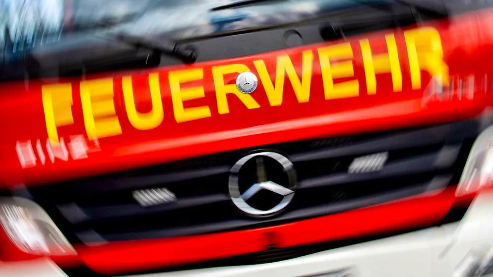 The fire department was able to extinguish the fire quickly. (symbolic image)